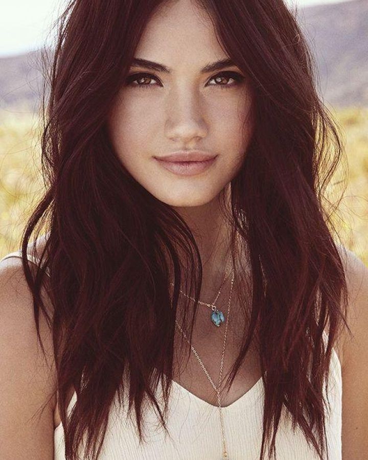 15 Best Long Haircuts Styles for Round Faces