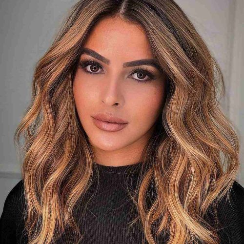 Wavy Medium Hairstyles With Middle Part (Photo 4 of 20)