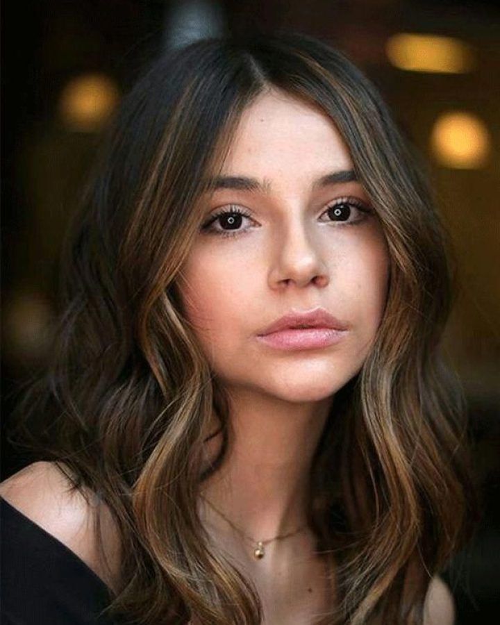 20 Photos Wavy Medium Hairstyles with Middle Part