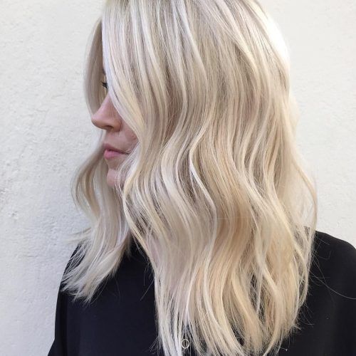 Casual Bright Waves Blonde Hairstyles With Bangs (Photo 4 of 20)