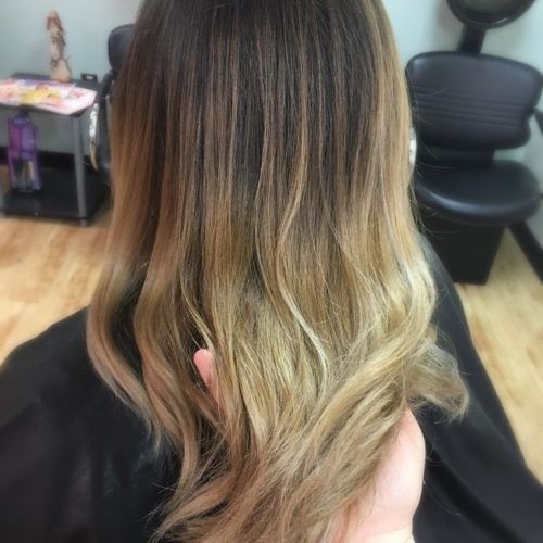 Dark Roots Blonde Hairstyles With Honey Highlights (Photo 4 of 20)