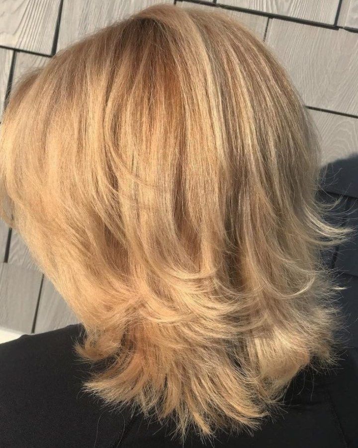 2024 Popular Strawberry Blonde Bob Hairstyles with Flipped Ends