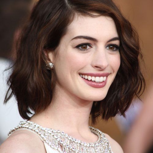 Anne Hathaway Medium Haircuts (Photo 3 of 20)
