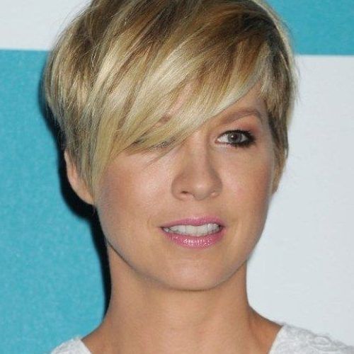 Short Choppy Side-Parted Pixie Haircuts (Photo 6 of 15)