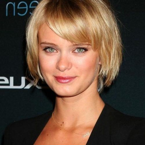 Short Hairstyles With Bangs And Layers (Photo 18 of 20)