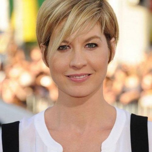 Short Haircuts For Women With Round Face (Photo 14 of 20)