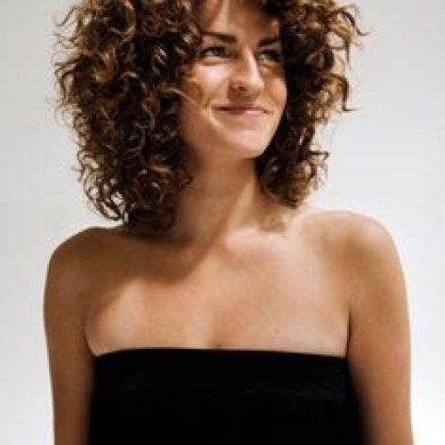 Curly Hairstyles For Round Faces (Photo 4 of 20)