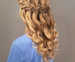 2024 Latest Charming Waves and Curls Prom Hairstyles